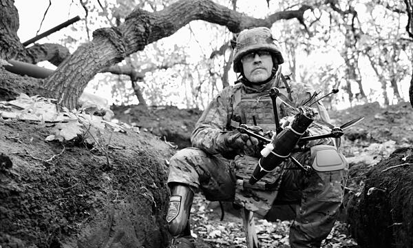 Ein ukrainischer Soldat bereitet eine Drohne für den Angriff auf die russischen Linien vor. Nach dem er auf eine Mine getreten ist, ist er auf eine Prothese angewiesen.