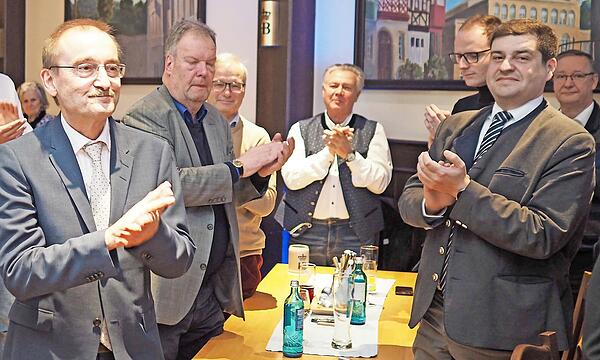 Stehender Applaus: Freude herrschte am Samstagvormittag bei der Nominierung von Hans-Herbert Hartan (links) zum OB-Kandidaten der CSU. Rechts der frühere FDP-Mann Jens-Uwe Peter