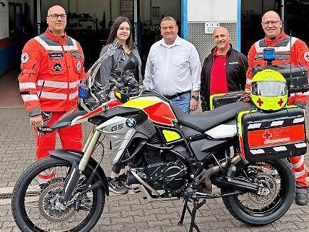 Auf dem Bild sind von links Kenyon De Haney (Motorradstreife Bad Kissingen), Luisa Dernbach (Reifen Müller Bad Brückenau), Harald Reith (Reifen Müller), Gaspare D&lsquo;Angelo (Bridgestone), Armin Stelzner, (Motorradstreife Bad Kissingen).