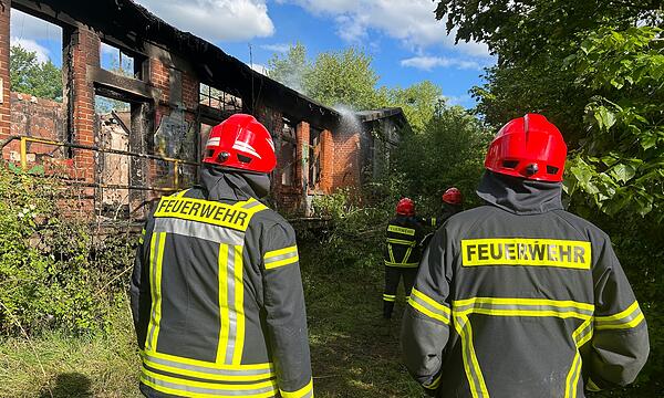 Nach dem erneuten Feuer am ehemaligen Lokschuppen in Coburg – die Feuerwehr kämpft gegen letzte Flammen, die aus Glutnestern auflodern