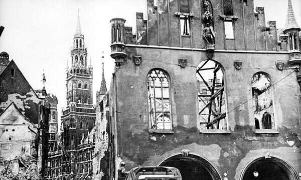 Blick auf das zerstörte Alte Rathaus in München