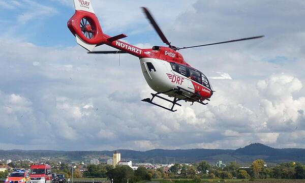 Ein Rettungshubschrauber fliegt Patienten von einem Unfall zur Uniklinik in Erlangen. Drohnen gefährden ihre Flüge.