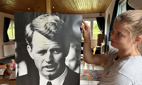 Robert Kennedy in Coburg: Nina Kötzel, die Leiterin des „Awo-Treffs zur Kennedy-Anlage“, mit einem Bild des amerikanischen Politikers.