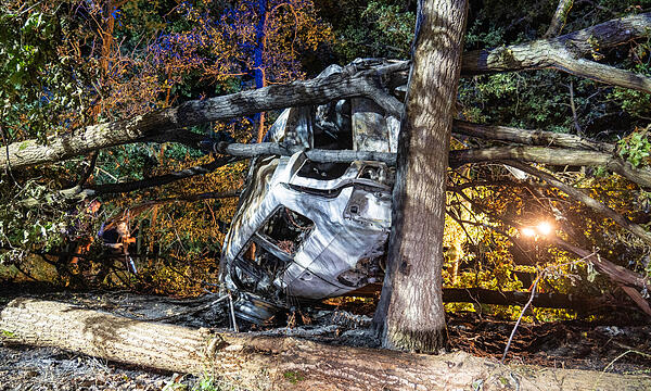 Die Unfallstelle im Wald zwischen Buch und Klebheim. Das Fahrzeug ist ausgebrannt.