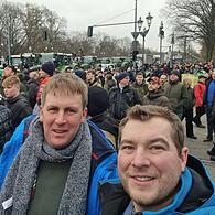 Die Coburger Landwirte Sebastian Porzelt (rechts) und Tobias Reblitz in Berlin