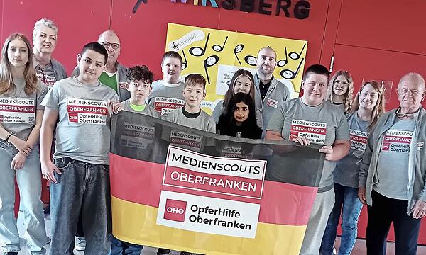 Susanne Werner (Zweite von links, OHO), Alfons Hrubesch (vorne rechts, OHO), Sandra Flügel (Zweite von rechts, Jugendsozialarbeit), Schulleiter Mathias Liebig (Fünfter von rechts) und ein Teil der neuen Medienscouts der Mittelschule Neuenmarkt-Wi...