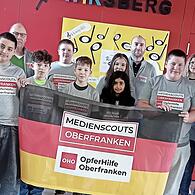 Susanne Werner (Zweite von links, OHO), Alfons Hrubesch (vorne rechts, OHO), Sandra Flügel (Zweite von rechts, Jugendsozialarbeit), Schulleiter Mathias Liebig (Fünfter von rechts) und ein Teil der neuen Medienscouts der Mittelschule Neuenmarkt-Wi...