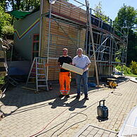 Bürgermeister Marc Benker und Badleiter Rene Klatt kürzlich beim Technikgebäude, an dem die Bauarbeiten jetzt abgeschlossen sind. Sie hoffen auf schönes Wetter und viele Besucher.