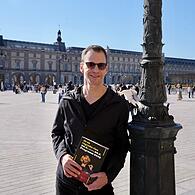 Alexander Steinbeis am Louvre in der Pariser Innenstadt