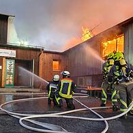 Mit einem Großaufgebot waren Feuerwehr, Rettungsdienst und Polizei beim Brand der Kissinger Hütte Mitte März vor Ort. Der Einsatz der vielen Helfer wurde jetzt bei der Sitzung des Kreistags in Bad Neustadt ausdrücklich gewürdigt.