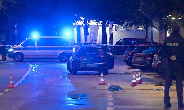 Frau sticht auf Menschen ein - Polizei erschießt sie