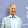 Dieter Kellouche aus Coburg saß fast fünf Jahre im arabischen Gefängnis Dieter Kellouche aus Coburg saß fast fünf Jahre im arabischen Gefängnis. Im Podcast erzählt er von seinen dunkelsten Momenten und wie es sich für ihn anfühlt, in Freiheit zu leben.