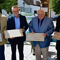 Die Übergabe von Geschenken  an Bernd Steinhäußer (Altbürgermeister Kasendorf), Volkmar Schulze (CVJM), Günter Pfändner (Vorsitzender  Diakonieverein)  und Bürgermeister Norbert Groß.
