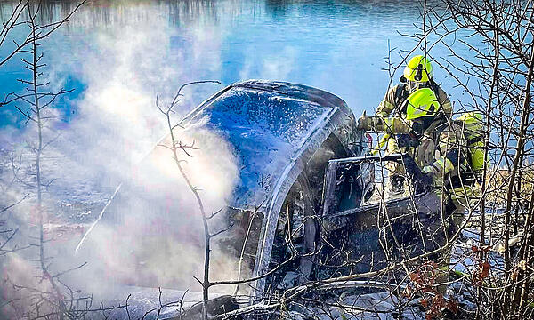Auf der Staatsstraße zwischen Hammerbach und Weisendorf  brannte nahe Nankendorf ein Auto aus. Die Feuerwehrleute rückten mit Atemschutz an.