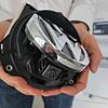 Hinter dem Markenemblem im Kofferraumdeckel eines Autos steckt häufig eine ausklappbare Rückfahrkamera. Für deren Produktion ist Hightech von Evosys im Einsatz. Hinter dem Markenemblem im Kofferraumdeckel eines Autos steckt häufig eine ausklappbare Rückfahrkamera. Für deren Produktion ist Hightech von Evosys im Einsatz.