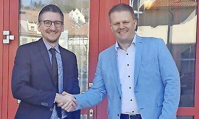 Bad Brückenaus Bürgermeister und Aufsichtsratsvorsitzender Jan Marberg (links) verlängerte im Namen des Aufsichtsrats der Stadtwerke den Vertrag mit Geschäftsführer Torsten Zwingmann bis zum Jahr 2031.