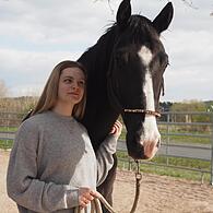 Michelle Bernhardt und Phönix verbringen noch gemeinsam Zeit, bevor es am nächsten Tag zur Operation in die Klinik geht. Der Wallach hat eine periodische Augenentzündung. Da er sich aktuell in keiner akuten Entzündungsphase befindet, sieht das Au...
