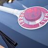 Polizeikelle hinter Windschutzscheibe