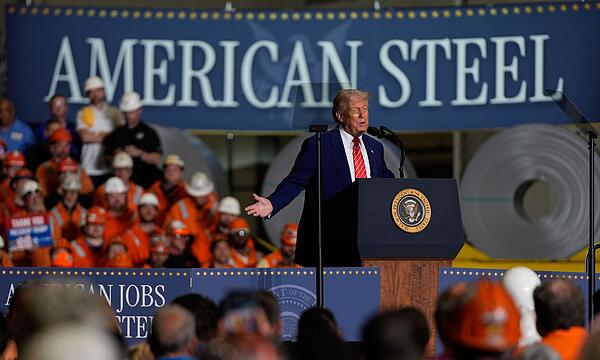 US-Präsident Trump besucht Stahlwerk