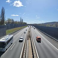 Blick auf die A73 bei Forchheim: Etwa 30.900 Menschen verlassen den Landkreis, um andernorts zu arbeiten. Ungefähr 14 100 sozialversicherungspflichtig Beschäftigte zieht es in die Region.