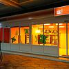 Ganz in Orange gehalten, zieht der Automaten-Kiosk vor allem am Abend die Blicke auf sich.