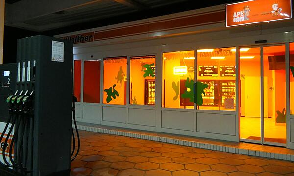 Ganz in Orange gehalten, zieht der Automaten-Kiosk vor allem am Abend die Blicke auf sich.