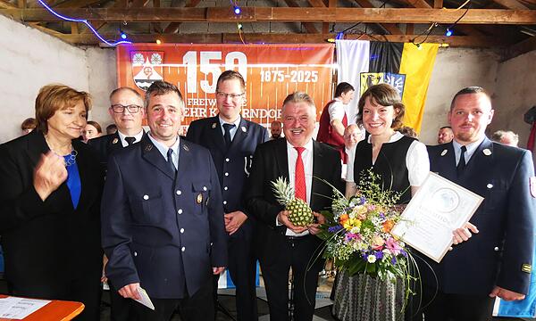 Bundestagsabgeordnete Emmi Zeulner wurde bei der Jubiläumsfeier der Freiwilligen Feuerwehr Kauerndorf als Schirmherrin mit der Ehrenmitgliedschaft der Feuerwehr ausgezeichnet. Von links Bürgermeisterin Anita Sack, KBI Jochen Lauterbach, Vorsitzend...