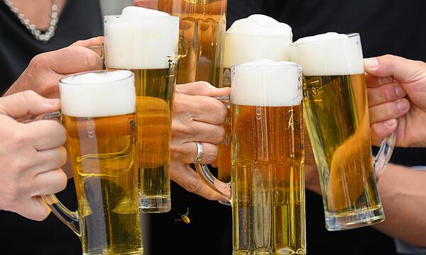 Anstoßen mit Bier
