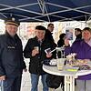 Enkeltrick Polizei Coburg Bürger und Polizisten beim Infostand
