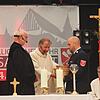 Pfarrer Mattke und Pfarrer Sauer überreichen die Kollekte an Mathias Heß, den 1. Kommandanten der FFW Sassanfahrt, für dringend notwendige Anschaffungen.