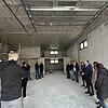 Der Oberleichtersbacher Gemeinderat hat sich im Rahmen eines Ortstermins ein umfassendes Bild vom Fortschritt der Bauarbeiten am neuen Feuerwehr- und Dorfgemeinschaftshaus gemacht.