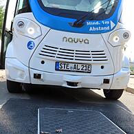 Die induktiven Ladeflächen (hier Parkplatz an der Obermain Therme) sind in den Boden verbaut.
