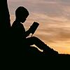 Ein Kind liest ein Buch