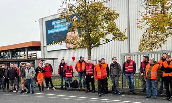 Streikende der Belegschaft von Bosch Rexroth am Donnerstag.
