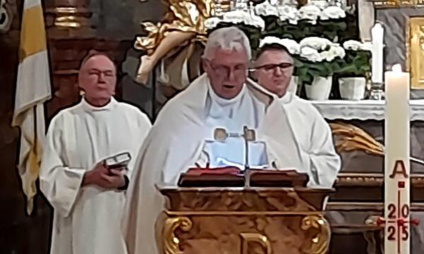Wallfahrtsführer Franz Behrschmidt dankt und übergibt sein Amt dabei in jüngere Hände.