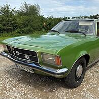 Kaum ein Auto in Forchheim ist so ein Hingucker wie dieser grüne Kombi des Typs Opel Rekord.