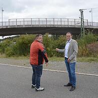 Am größten Brückenbauwerk der Bergwerksgemeinde, der Brücke über die Bahntrasse, werde im Oktober eine neue Asphaltdecke aufgetragen, erklärten Bürgermeister Daniel Weißerth (rechts) und Bauamtsleiter Dirk Raupach.