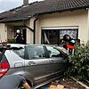 Bremse und Gas verwechselt: Auto kracht in Haus, während Bewohnerin in der Küche steht Bremse und Gas verwechselt: Auto kracht in Haus, während Bewohnerin in der Küche steht