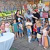 Die Kunstwerke wurden bei einer Vernissage im Kindergarten dem staunenden Publikum präsentiert.