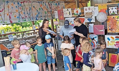 Die Kunstwerke wurden bei einer Vernissage im Kindergarten dem staunenden Publikum präsentiert.