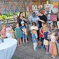 Die Kunstwerke wurden bei einer Vernissage im Kindergarten dem staunenden Publikum präsentiert.