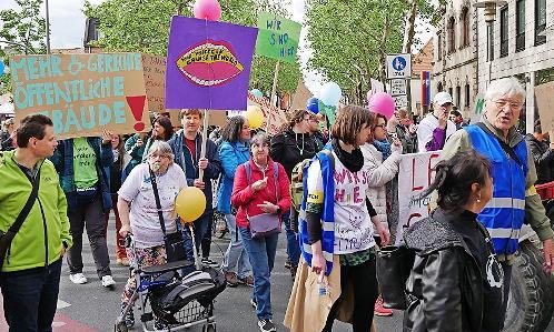 Mit klaren Botschaften auf Plakaten für mehr Inklusion und Teilhabe zog die Demo durch die Stadt.