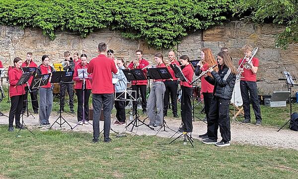 Ein Standkonzert gab das Junior- und Schülerorchester der Jugend- und Trachtenkapelle im Brandbachgarten.