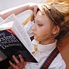 Mädchen sieht sich ein Englisch-Wörterbuch an.