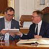 Botschafter Oleksii Makeiev hat sich in das Goldene Buch der Stadt Bamberg eingetragen Anschließend überreicht ihm Andreas Starke ein Erinnerungsgeschenk. Botschafter Oleksii Makeiev hat sich in das Goldene Buch der Stadt Bamberg eingetragen Anschließend überreicht ihm Andreas Starke ein Erinnerungsgeschenk.