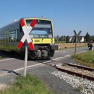 Droht dem unbeschrankten Bahnübergang bei Kösfeld (Gemeinde Meeder) statt einer technischen Ertüchtigung die Schließung? Die Gemeinde Meeder hat gegen solche Überlegungen protestiert.