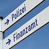 Schilder - Finanzamt und Polizei