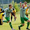 Ködnitz (vorerst) am Boden: Spielertrainer Michael Burger (r.) hat den TDC Lindau mit zwei Toren zum 2:1-Heimsieg gegen den TSV Ködnitz geführt und seinem Team damit die kleine Chance auf die Meisterschaft noch gewahrt.