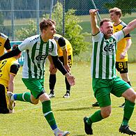 Ködnitz (vorerst) am Boden: Spielertrainer Michael Burger (r.) hat den TDC Lindau mit zwei Toren zum 2:1-Heimsieg gegen den TSV Ködnitz geführt und seinem Team damit die kleine Chance auf die Meisterschaft noch gewahrt.