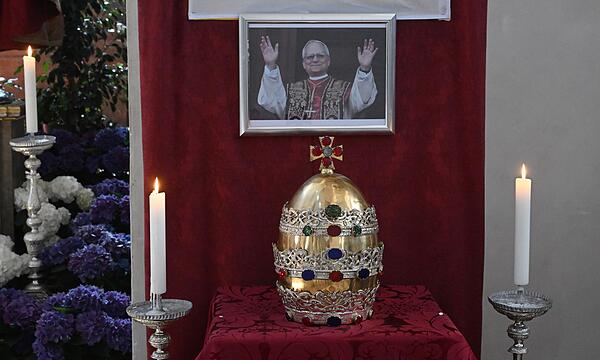 Petrus in Münchner Kirche bekommt Tiara zurück